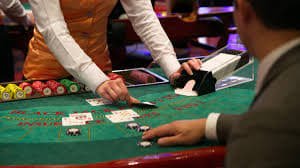 Tampilan permainan desktop kayutogel menampilkan dealer langsung, kontrol taruhan, dan riwayat permainan