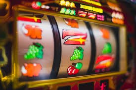 Antarmuka aplikasi kayutogel poker di ponsel menampilkan meja permainan, saldo, dan kontrol taruhan